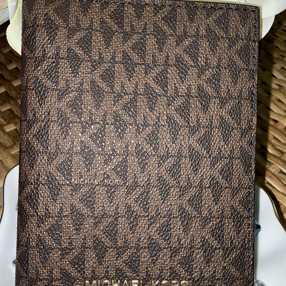 Michael Kors Signature Folding Card Case - Picture 7 of 14